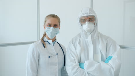 profesionales médicos con equipo de protección