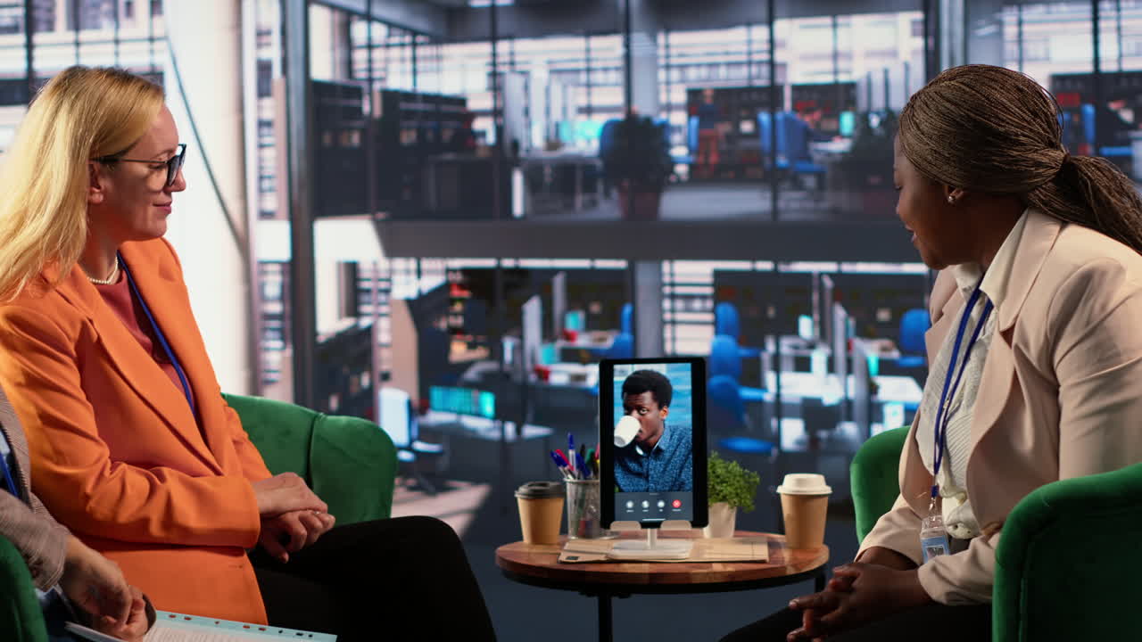 남자 와 함께 비디오 컨퍼런스 를 하는 사업가 들