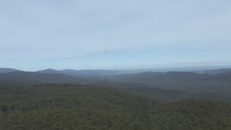 La-Cámara-Realiza-Una-Panorámica-Suave-Desde-Una-Vista-Aérea,-Mostrando-La-Belleza-Del-Paisaje-Natural-Que-Se-Encuentra-Debajo.