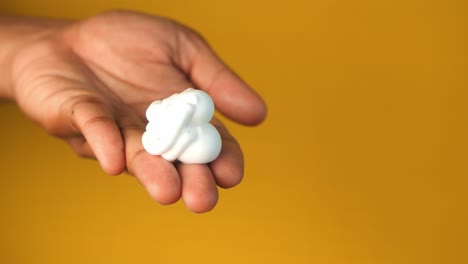 crema de afeitar en la mano de un hombre