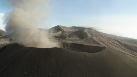 panorama desde un volcán humeante, islas kuril, rusia