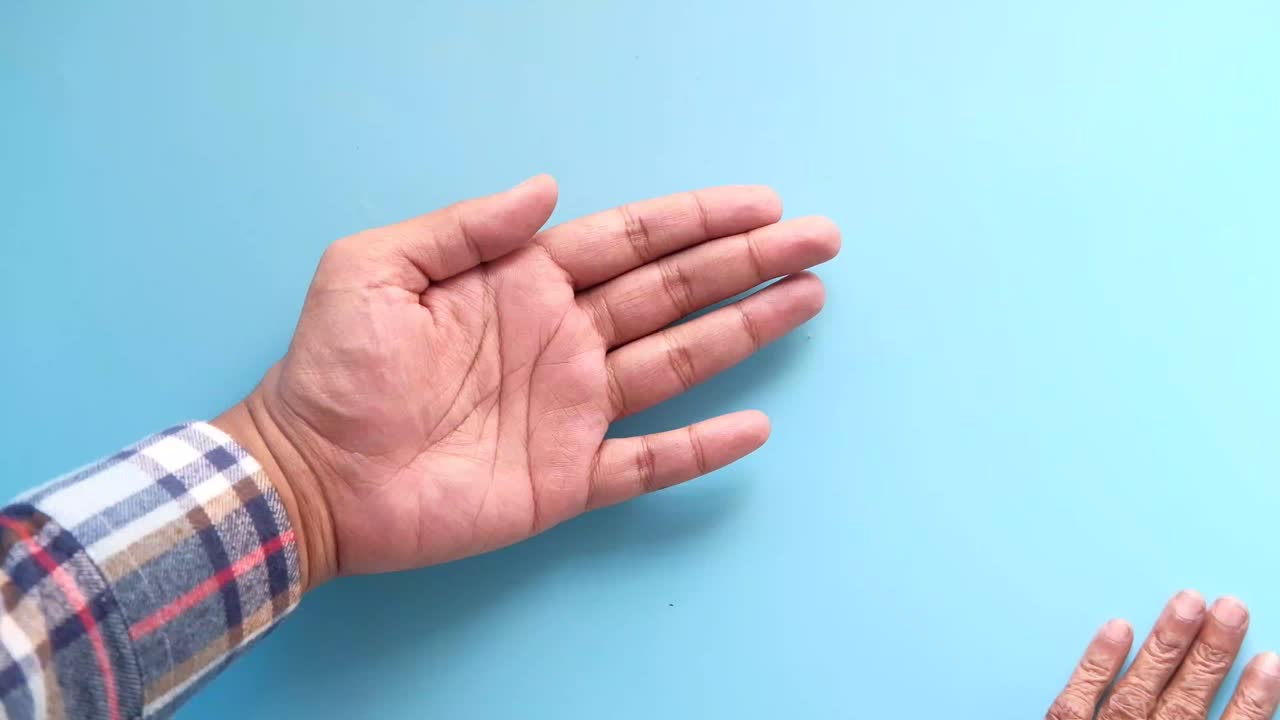 노인 들 의 손 들 이 지지 를 받는다