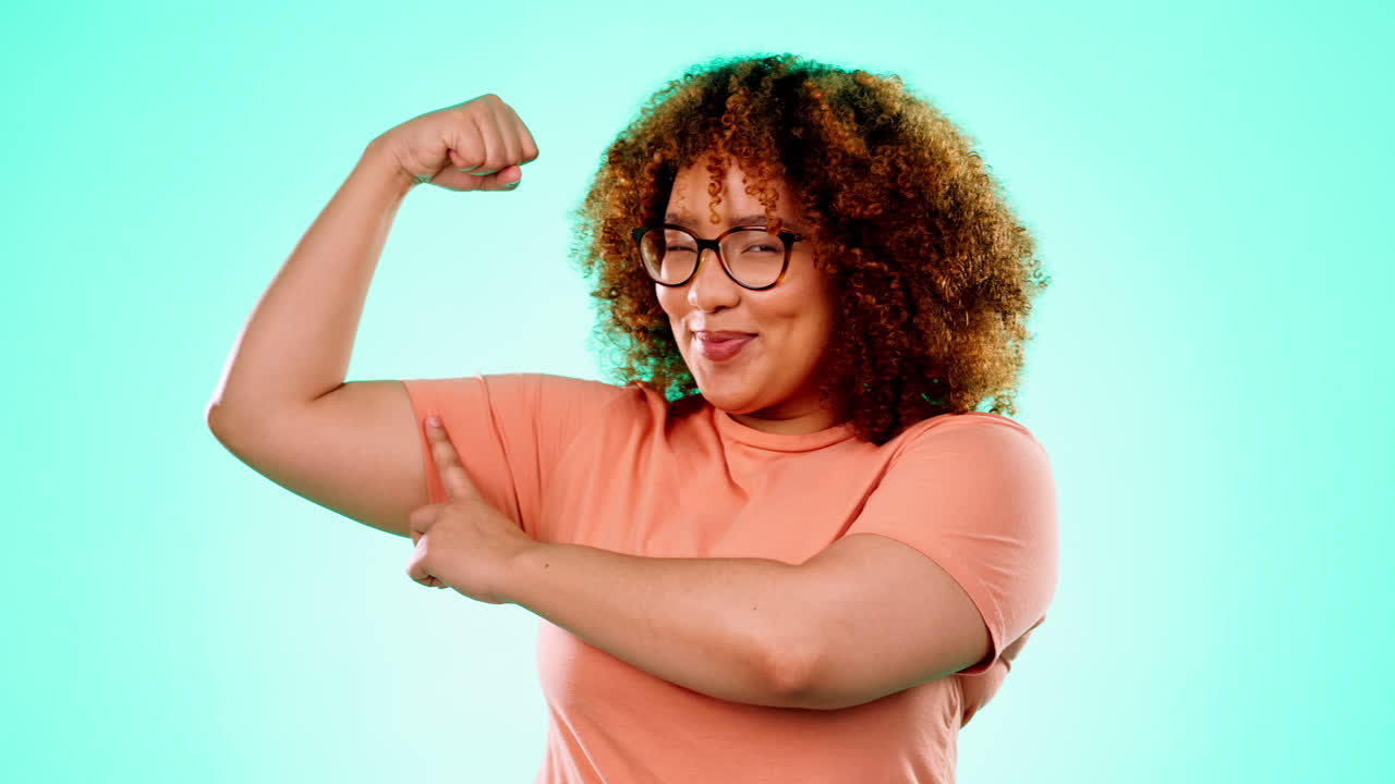 sonrisa, flexión muscular y fuerte mujer negra en azul