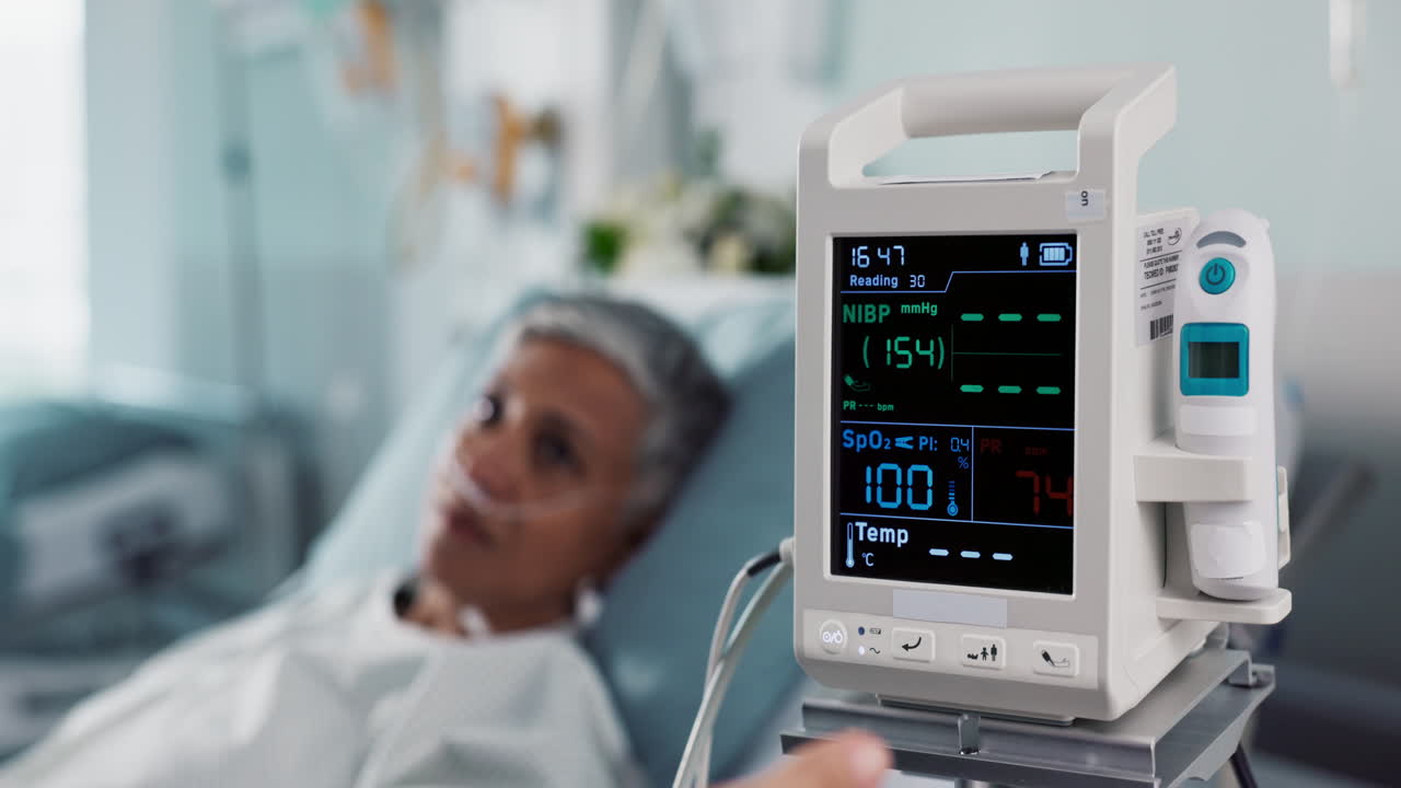 paciente, médico y monitor cardíaco