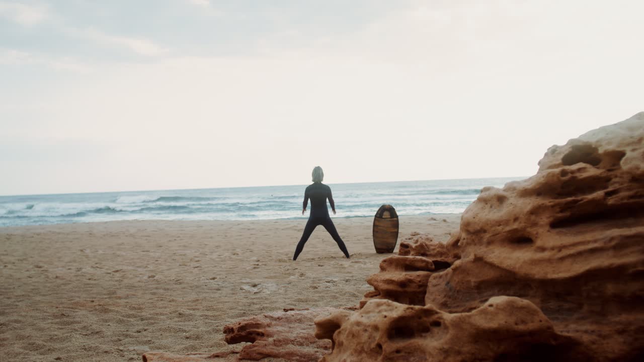 해가 뜨면 해변에서 서퍼