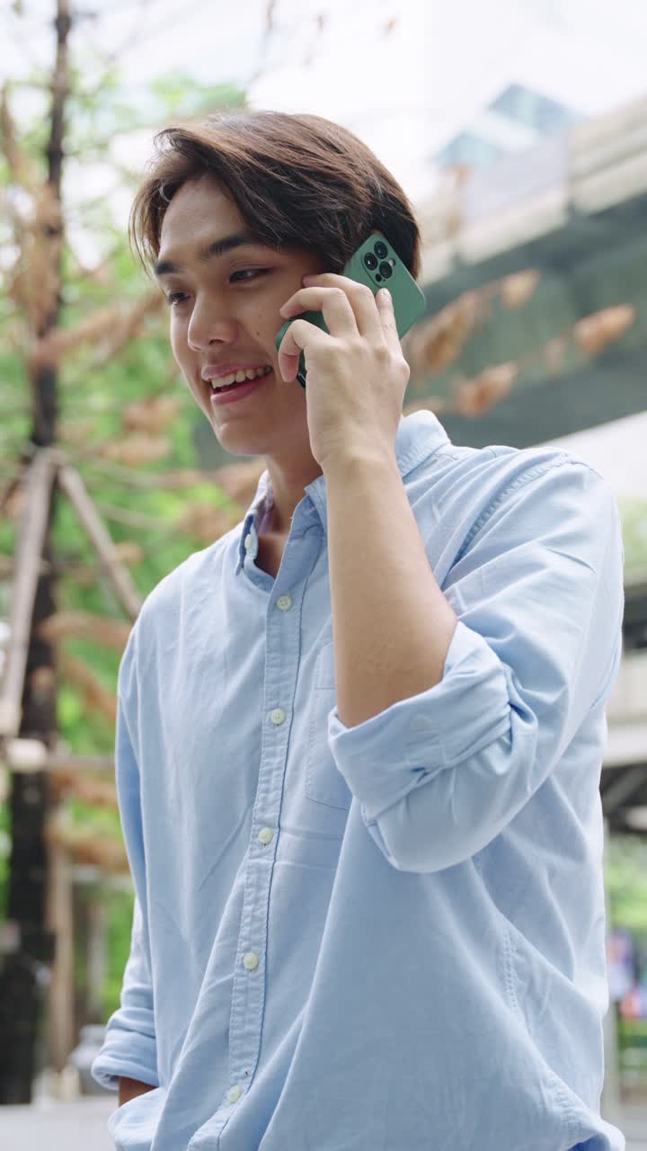 밖에서 전화로 얘기하는 남자