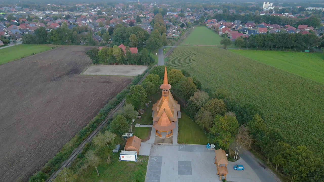vista aérea de la iglesia parroquial ortodoxa rumana en la ciudad de sogel en baja sajonia, alemania