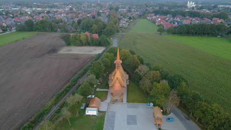 Vista-Aérea-De-La-Iglesia-Parroquial-Ortodoxa-Rumana-En-La-Ciudad-De-Sogel-En-Baja-Sajonia,-Alemania