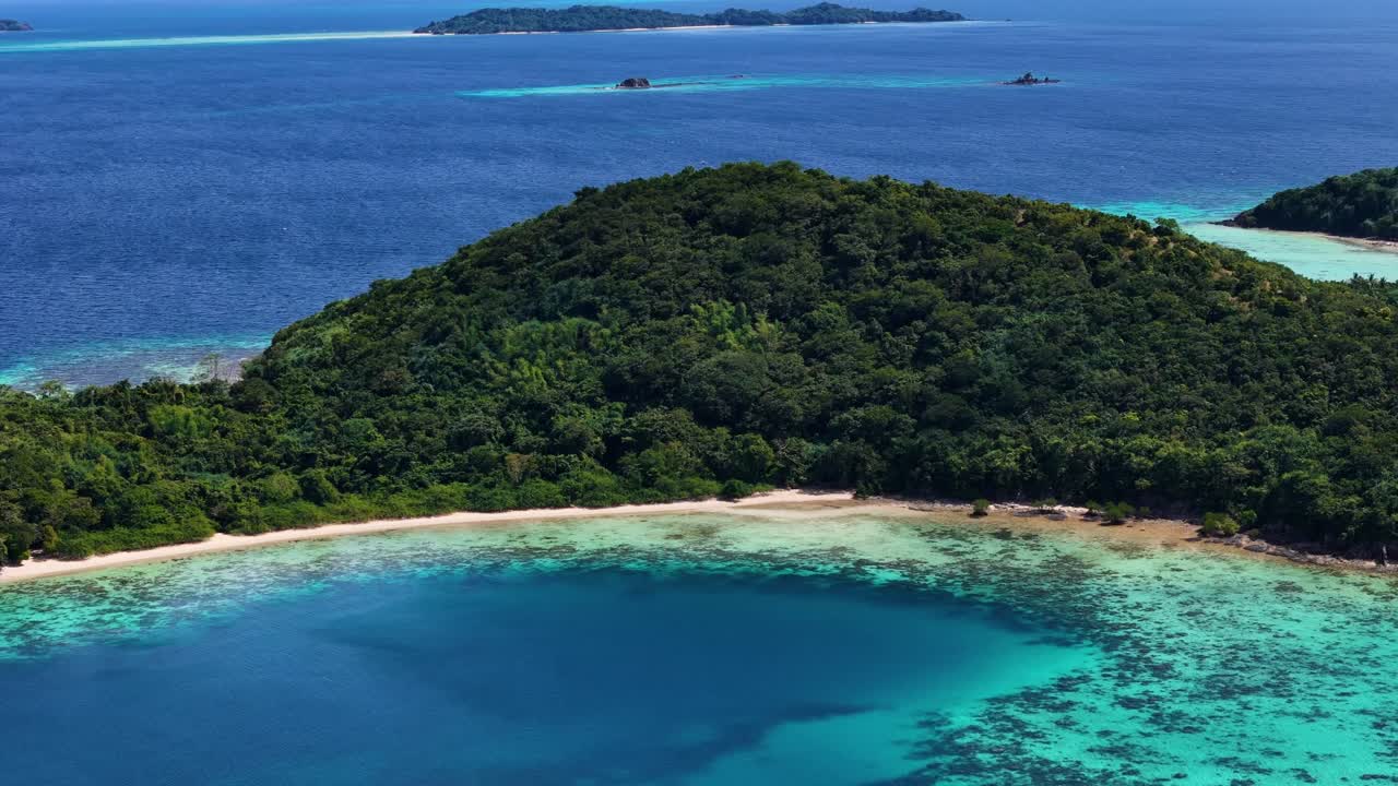 터키즈색 물이 있는 열대 섬 파라다이스