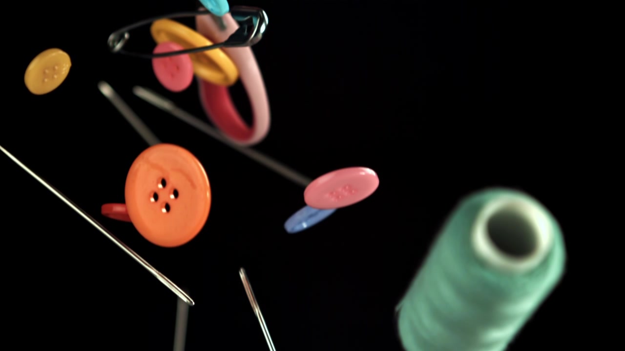 Forniture da cucito colorate che cadono al rallentatore.