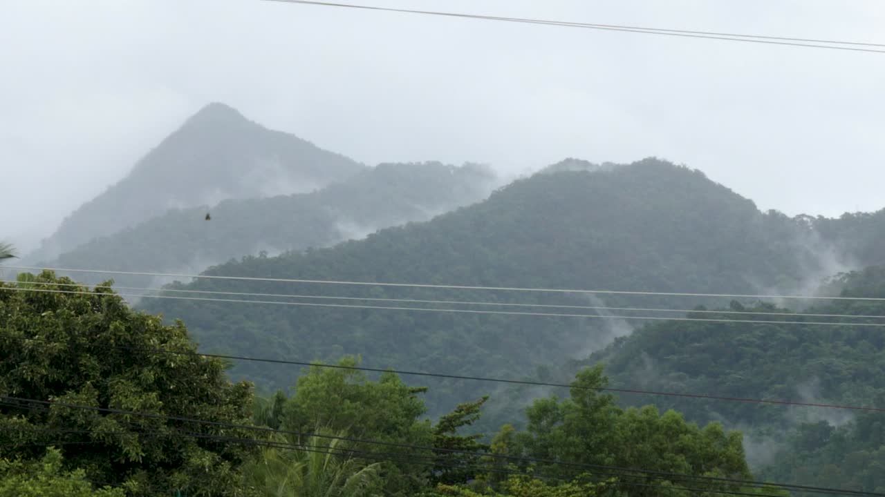 열대 섬 산맥의 흐릿한 광각 전망