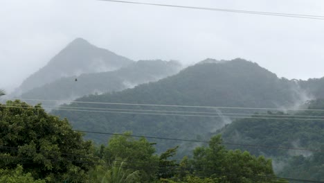 vista de gran angular brumosa de la cordillera en la isla tropical