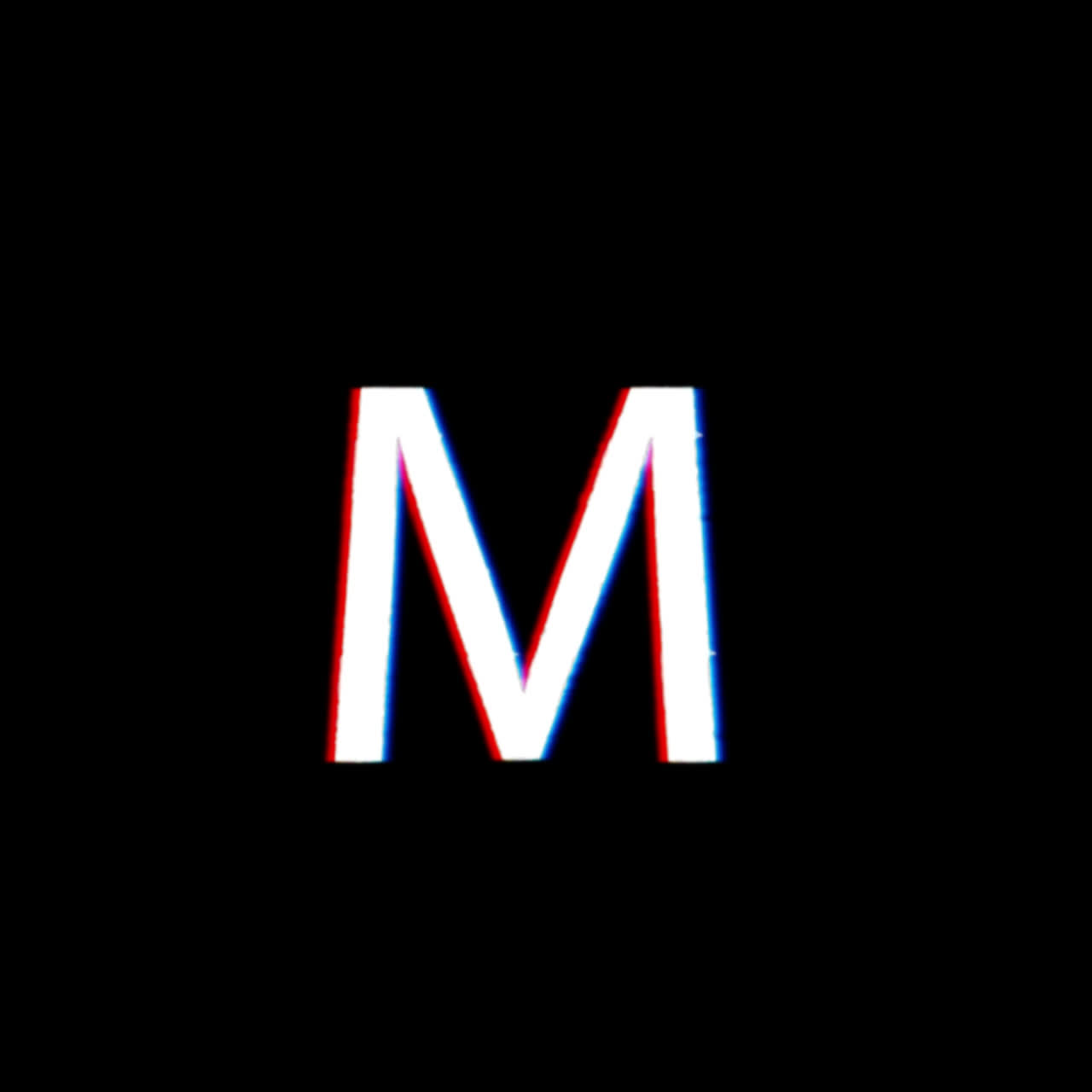 Lettera M con effetto glitch su sfondo nero.