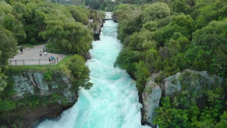 cámara lenta - drone aéreo volando río arriba sobre las cataratas huka en el río waikato cerca de taupo en nueva zelanda