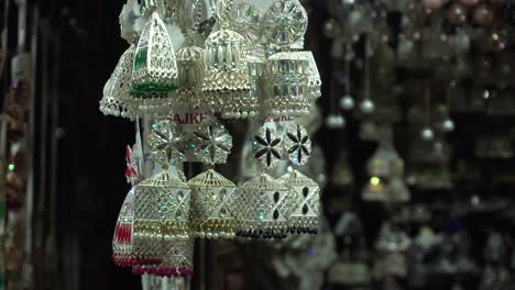 venta de adornos de joyería en el mercado abierto