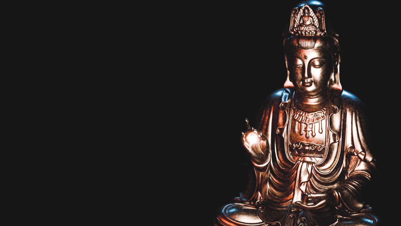Statua serena dorata di Guanyin Bodhisattva su sfondo nero