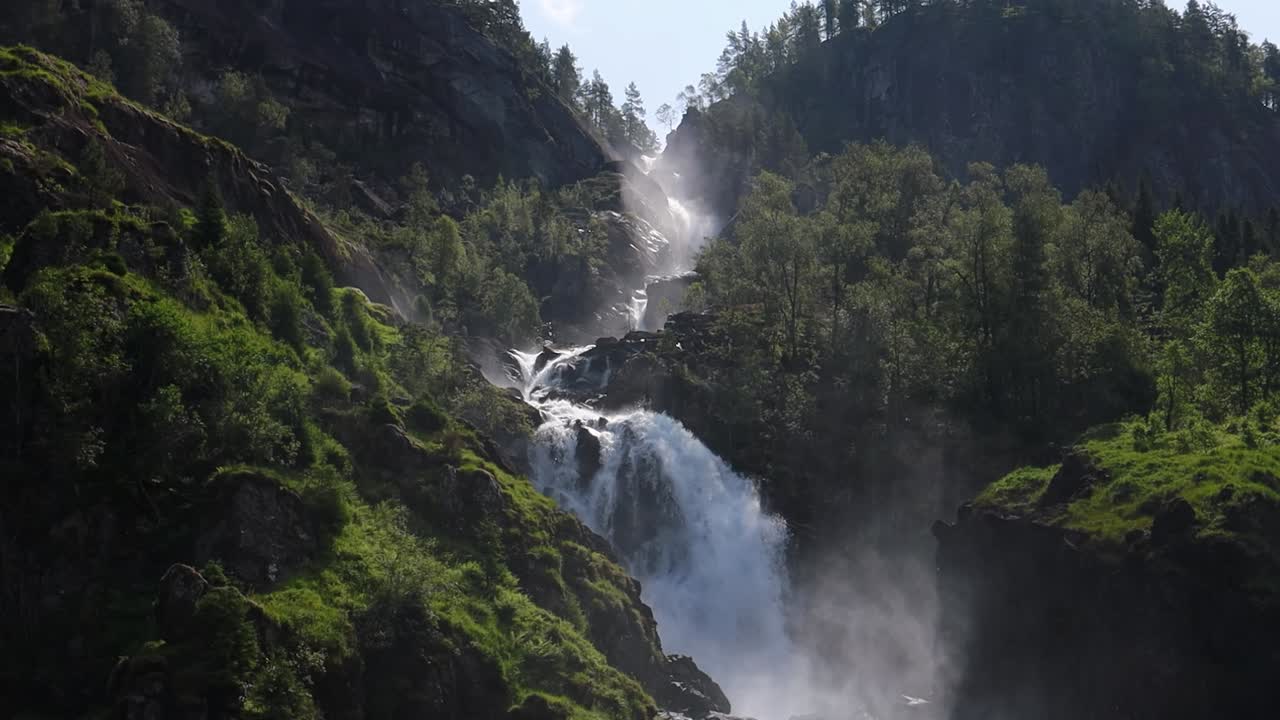 la cascada de latefoss es una poderosa cascada gemela.