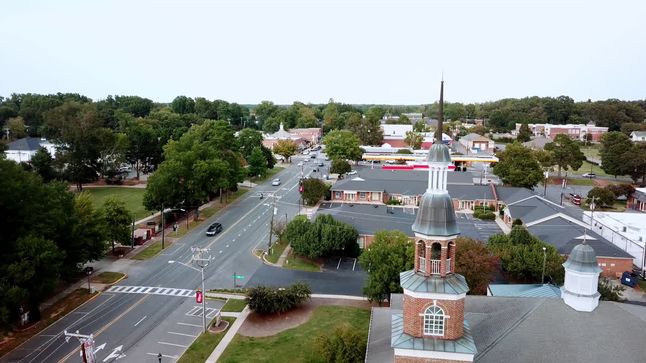 공중 매튜 노스 캐롤라이나, 4k에서 배경에 첫 번째 침례 교회 첨탑이 있는 매튜 노스 캐롤라이나