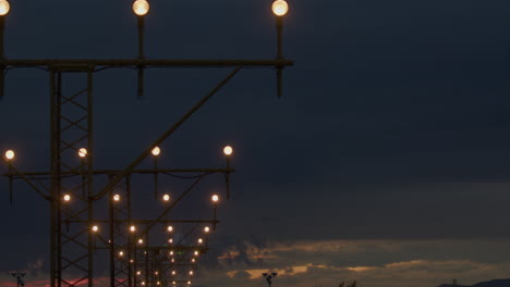 avión aterrizando en la noche