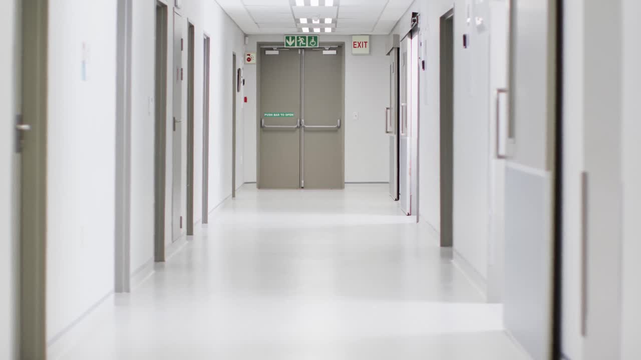 un video de un pasillo vacío y limpio en un hospital moderno, con espacio para copiar.