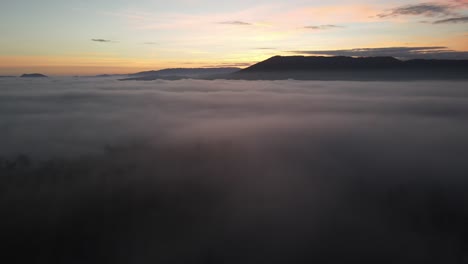 Vista-De-Drone-De-Naturaleza-Brumosa