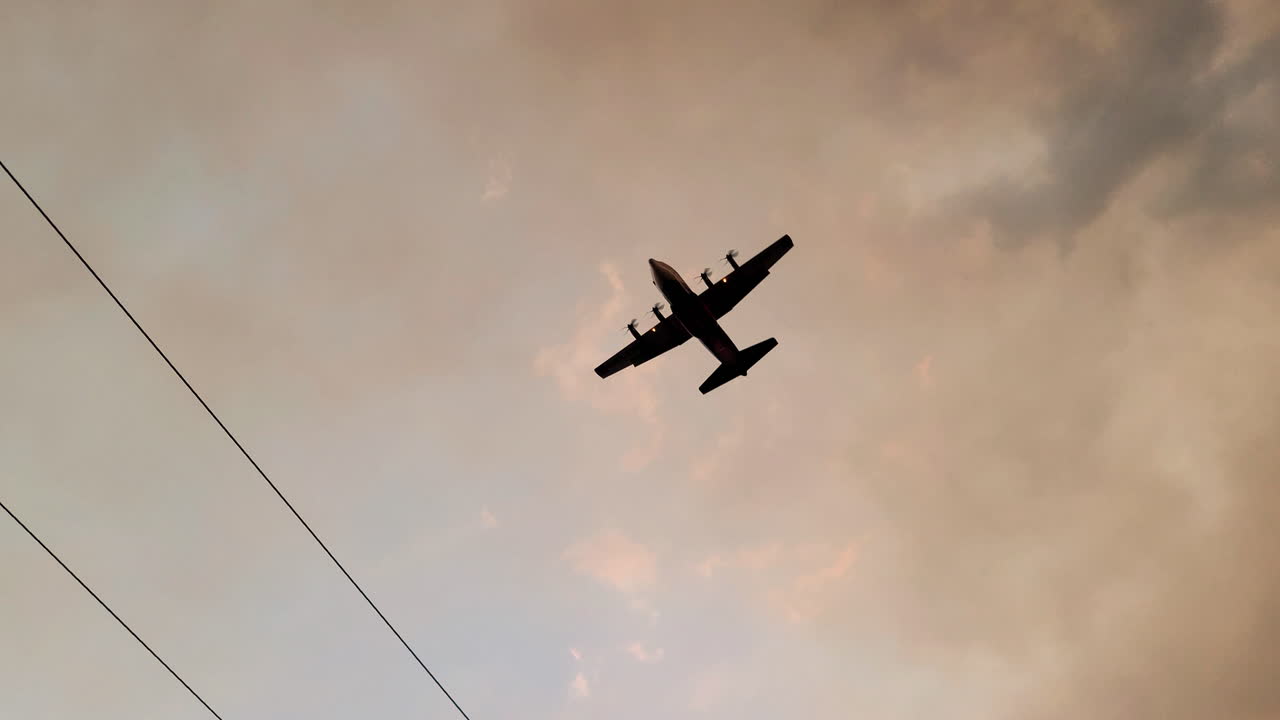 canadair cl-415 vuela al lugar de extinción de incendios, el bombardero de agua anfibio de extinción de incendios pasa por encima