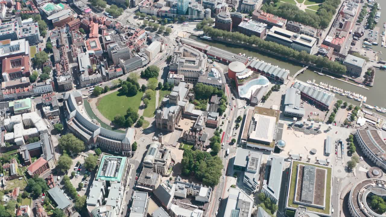 회전 드론 샷 브리스톨 대성당 대학 녹색