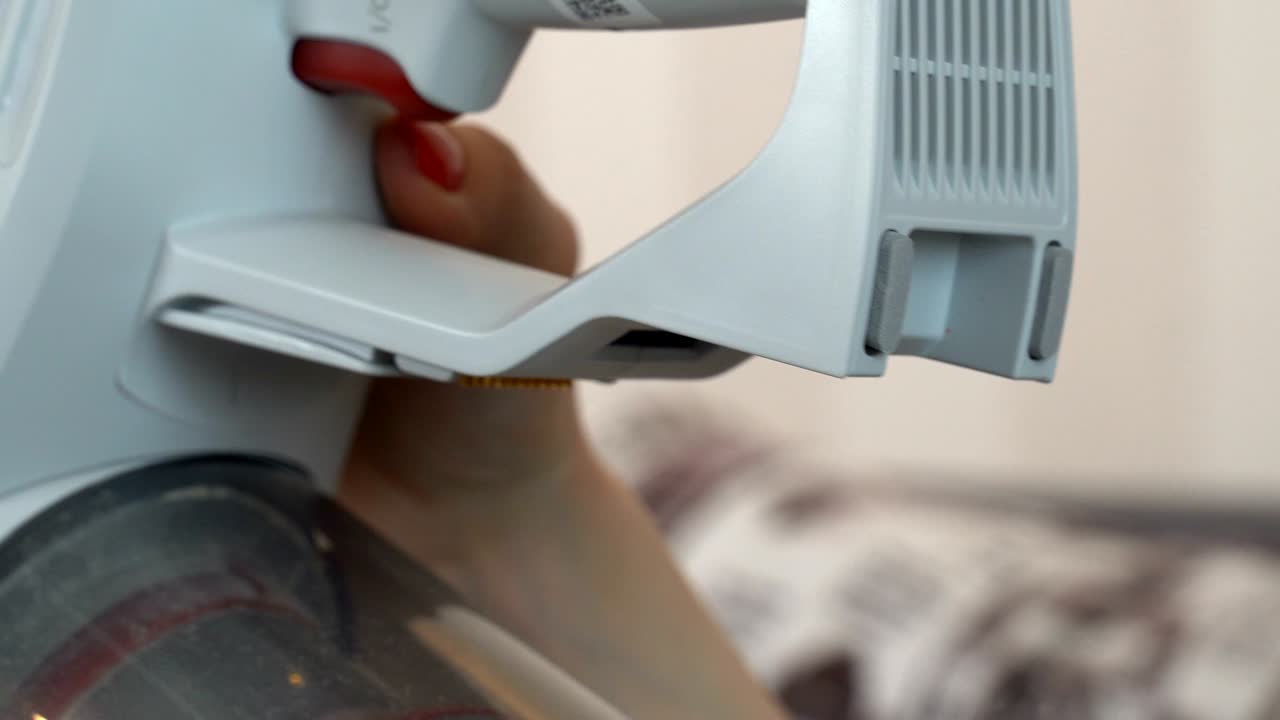 배터리를 진공청소기에 입합니다.