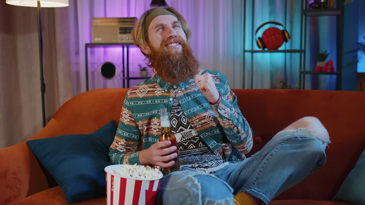 hombre viendo la televisión en el sofá