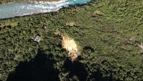 vista aérea de la cabaña plana de bienvenida y las piscinas termales, la pista del río copland en nueva zelanda, hermoso paisaje