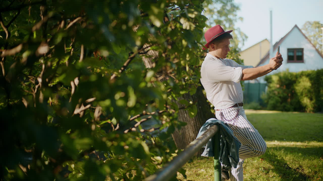 정원에서 셀피를 찍는 남자