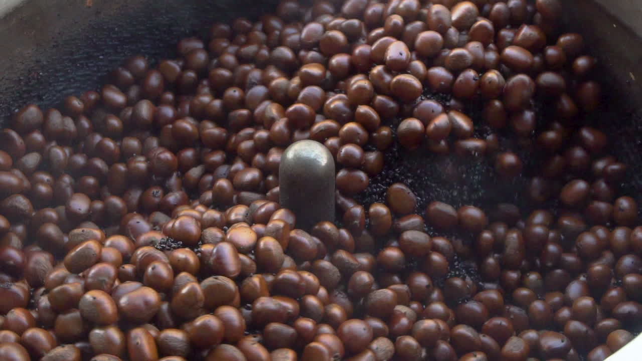 현무암질 자갈로 요리하는 밤