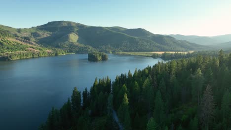 Drone-shot-of-Spirit-Lake,-Idaho-at-sunset,-surrounded-by-trees