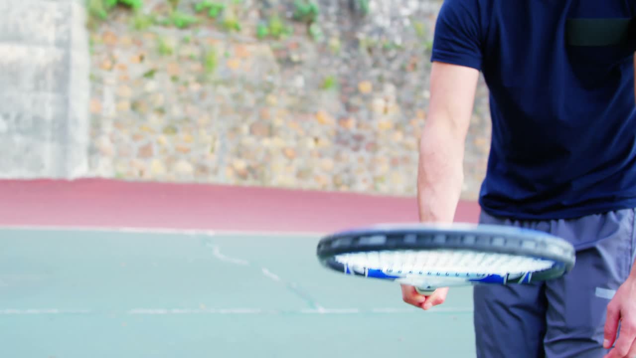 테니스 를 하는 활동적 인 남자