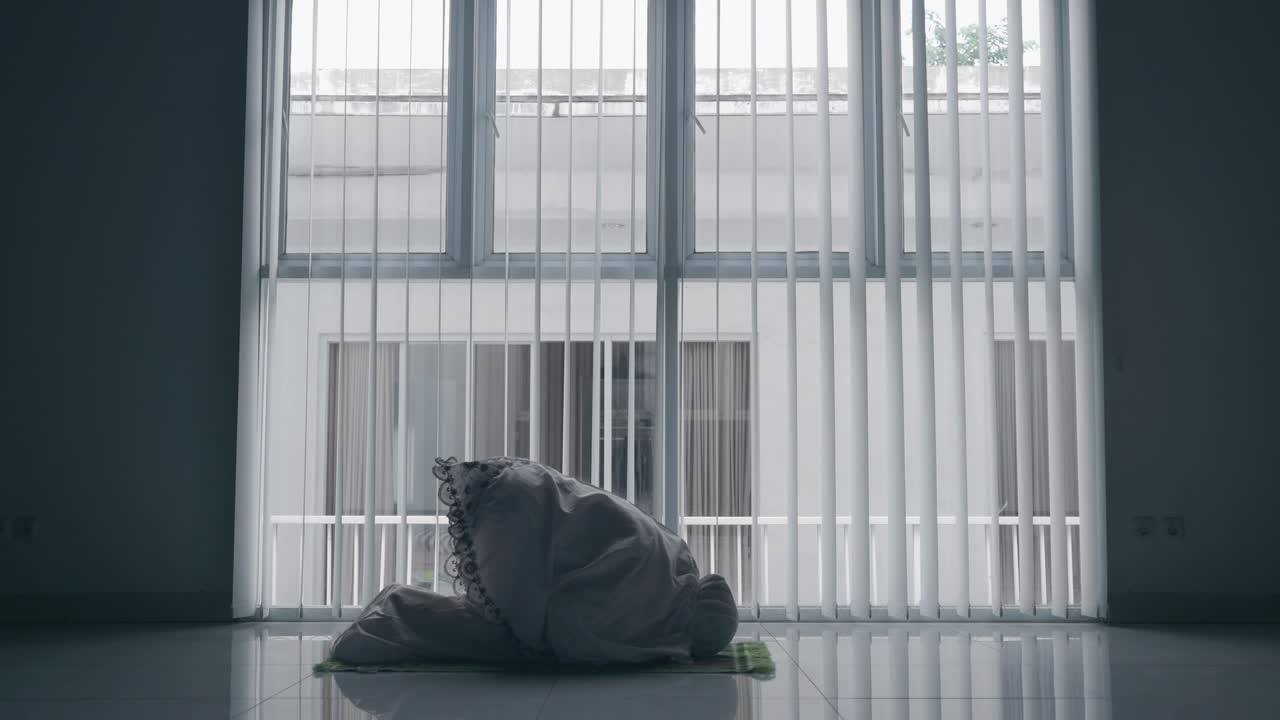 성숙한 여성이 집에서 사라트를 하는 측면 뷰