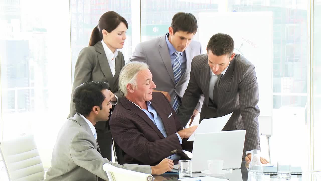 사무실에서 함께 일하는 사업가들