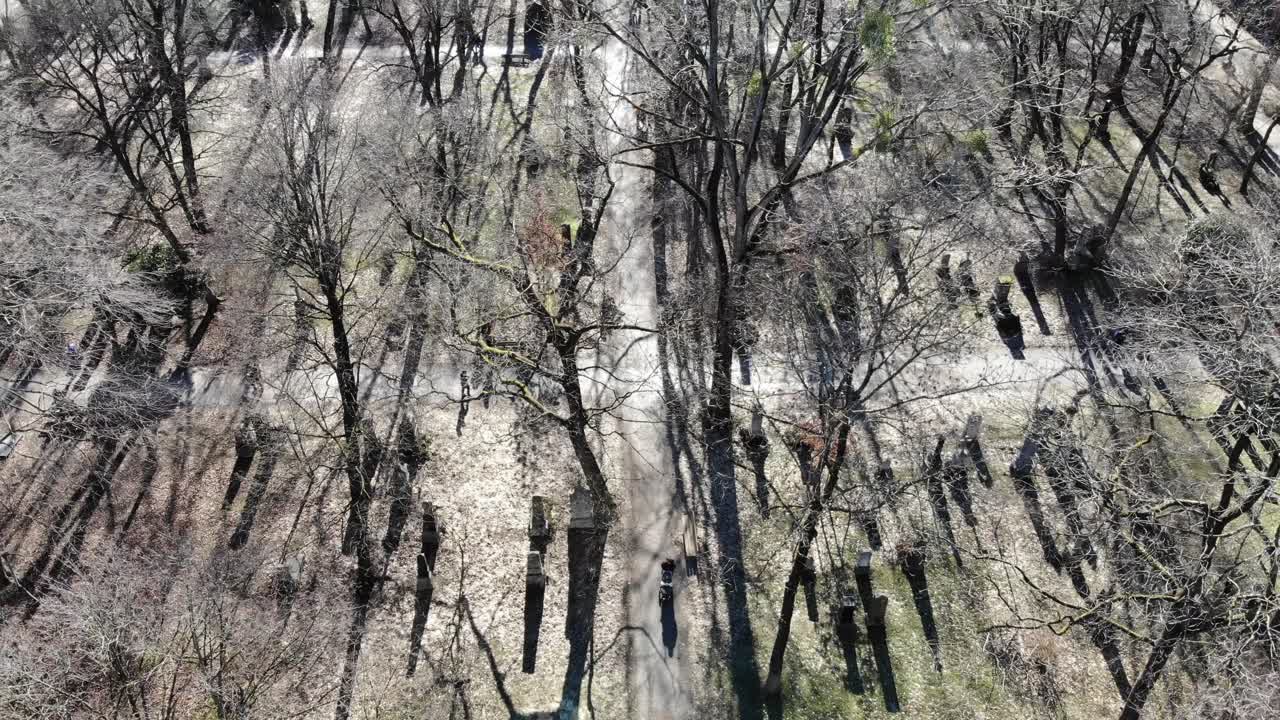 보기 4k 위의 alter nordfriedhof 뮌헨 시멘트 공장