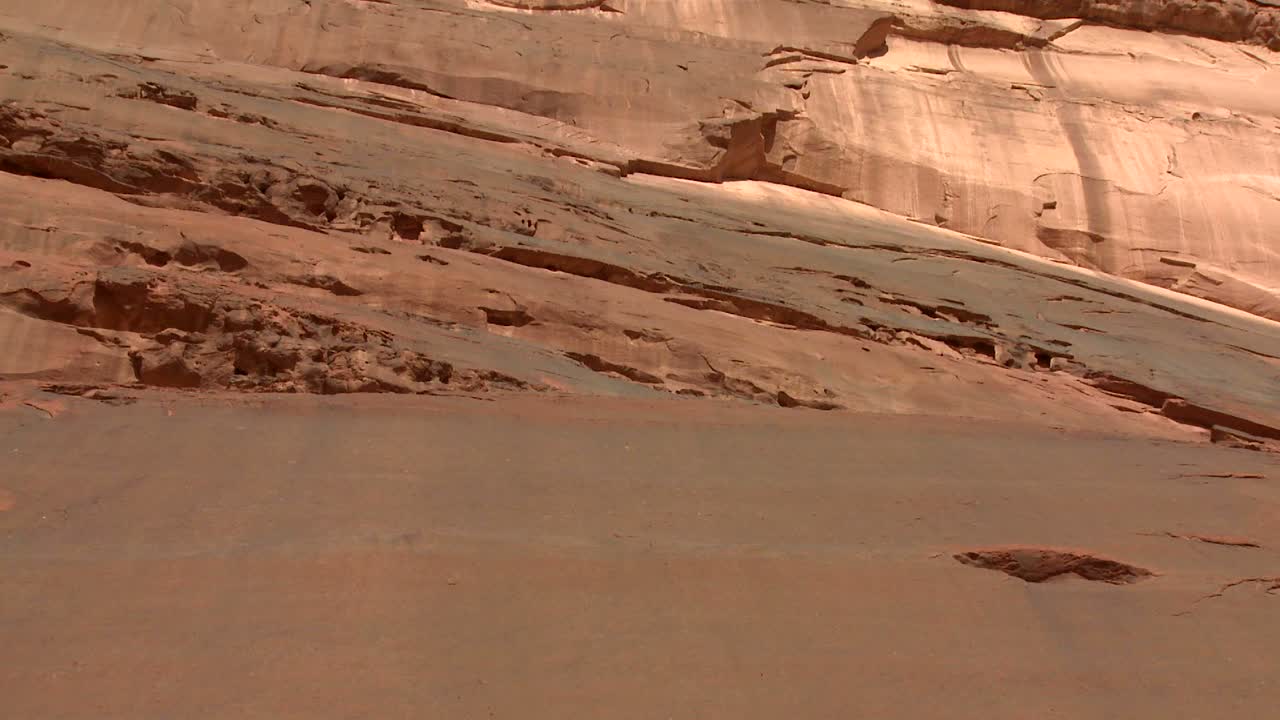 와디 럼 요르단 근처 사우디 사막에서 인간과 낙타를 묘사한 고대의 신비한 암각화를 드러내기 위해 아래로 기울입니다.