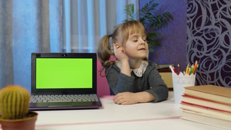 Niña-Preescolar-Aprendizaje-A-Distancia-En-Línea-En-Casa,-Educación-Infantil-Sobre-El-Bloqueo-De-Covid-19