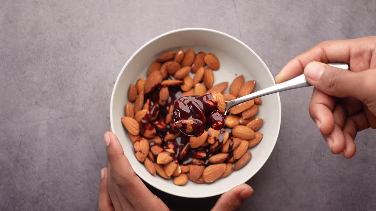 화이트 아몬드 너트에 다크 초콜릿 크림을 붓는