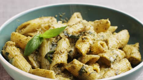 pasta de penne con pesto y queso