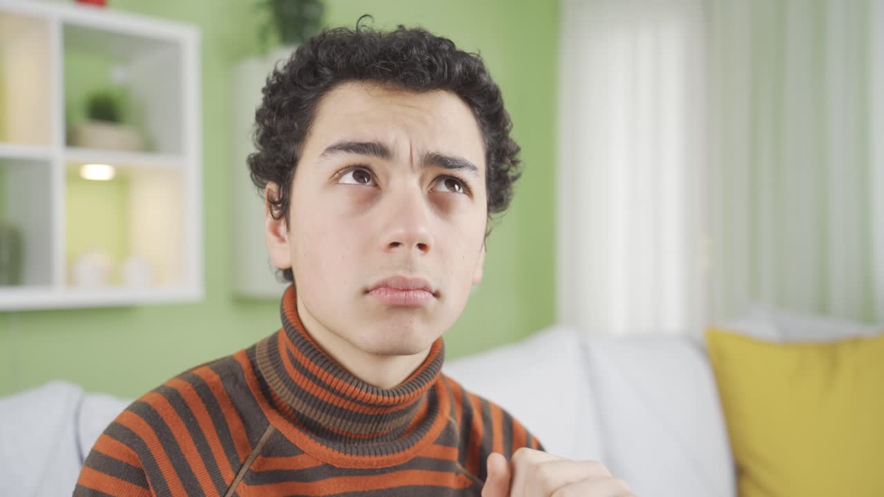 머릿속에서 계획을 세우는 똑똑한 소년은 행복합니다.