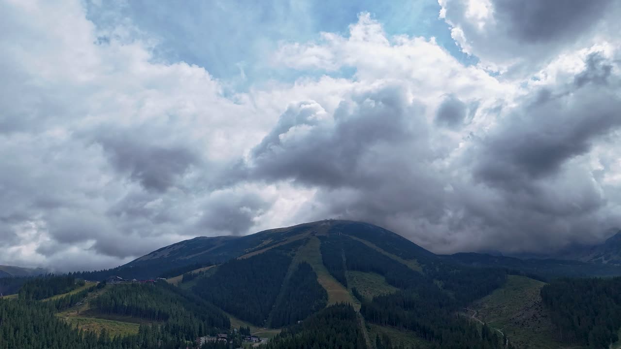 Timelapse af Demanovska Dolina i Slovakiet, der viser Jasna skisportssted, Vrbicke Pleso-søen, bjergtoppe og drivende skyer. Fantastiske natur- og rejse visuelle elementer fra Zilina-regionen.