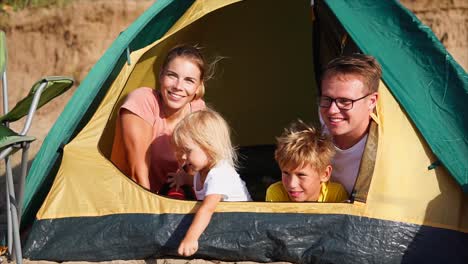 el campamento de la familia feliz