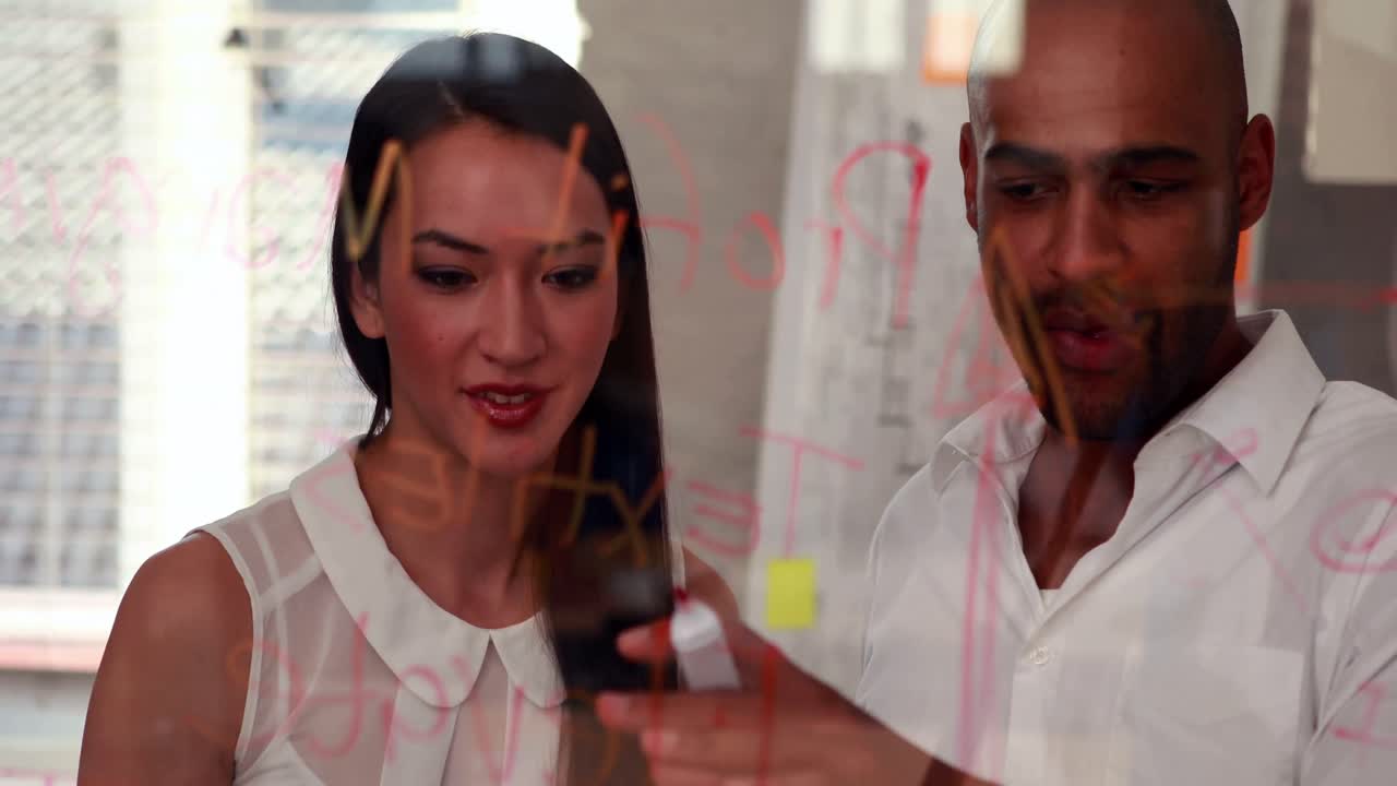 함께 보드에 글을 쓰는 캐주얼 비즈니스 팀