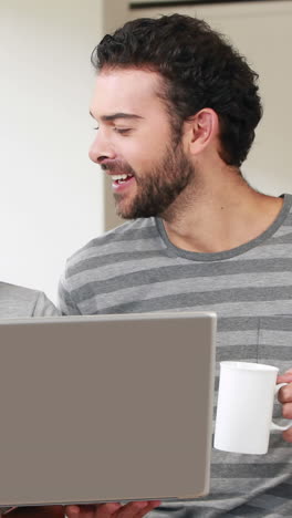 una feliz pareja homosexual usando una computadora