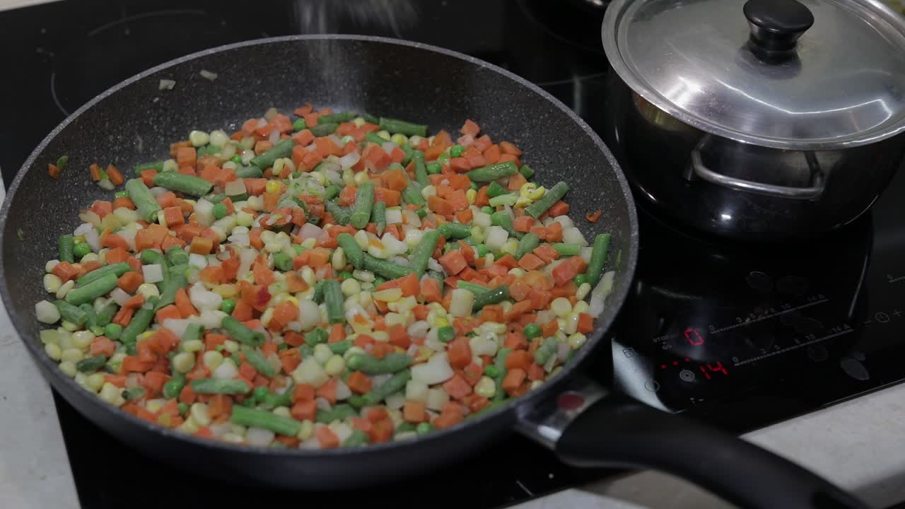 pan-fry-mahlzeit aus köstlichen spargeln, pfeffer, mais und karotten. vegetarische mahlzeit