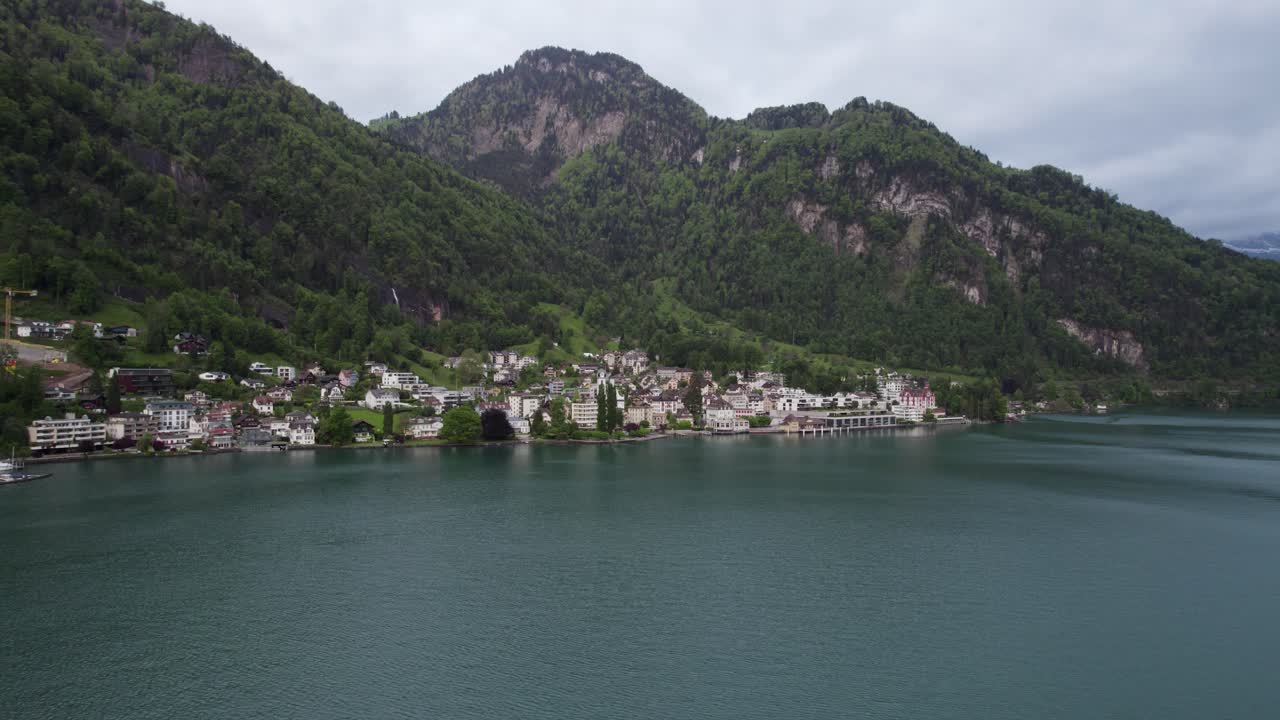 alpes suizos ciudad de vitznau en el lago de lucerna, suiza - paisaje aéreo