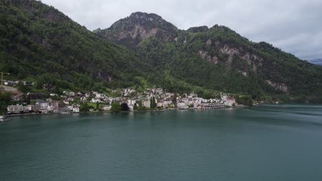 Schweizer-Alpenstadt-Vitznau-Am-Vierwaldstättersee,-Schweiz---Luftlandschaft