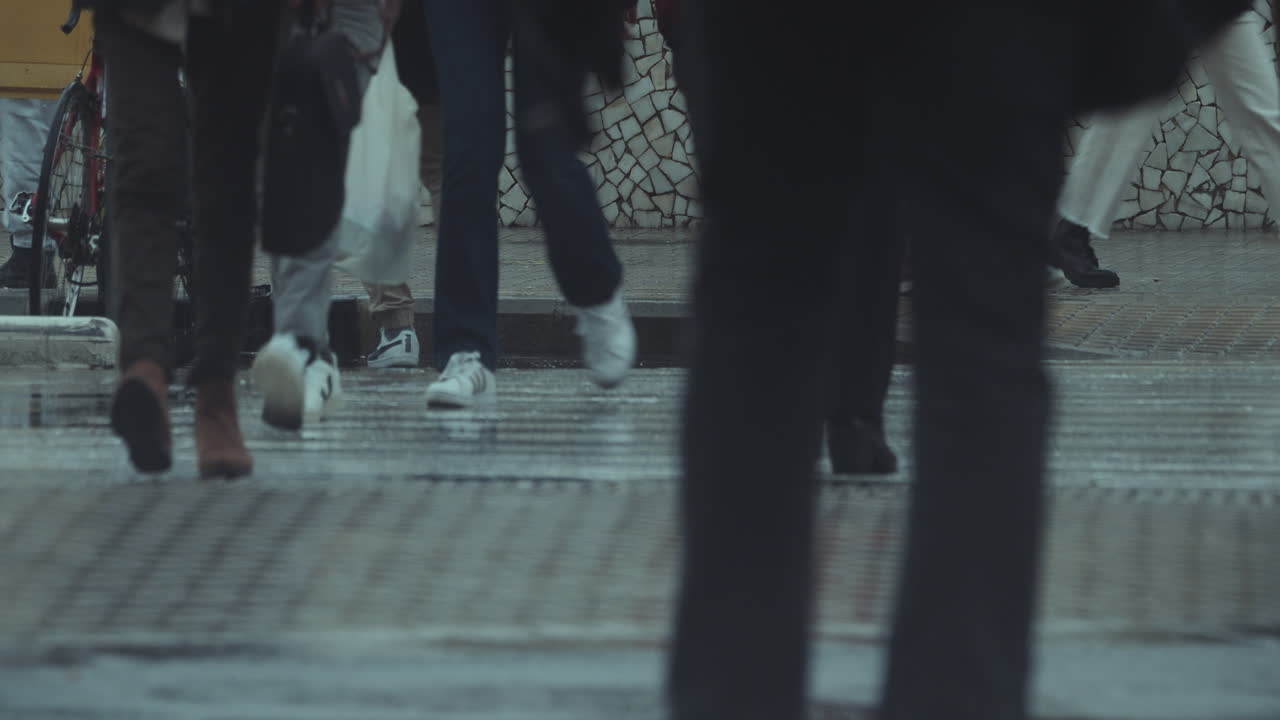 비가 오는 동안 서두르는 사람들